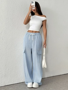 Pantalon cargo à rayures bleues taille haute avec un débardeur blanc à une seule épaule