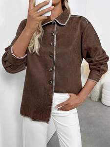 Detailansicht der Kontrastnähte an der braunen Wildlederimitat-Jacke mit Knöpfen