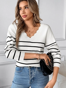Detailansicht des V-Ausschnitts und der gestreiften Stricktextur eines Damen-Langarmpullovers