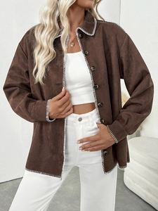Detailansicht der Kontrastnähte einer braunen Damen-Wildlederjacke im Vintage-Stil