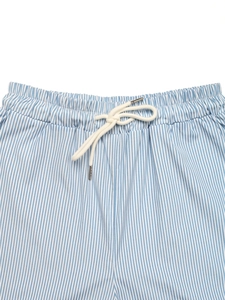 Détail de pantalon à rayures bleues avec taille élastique et cordons de serrage blancs