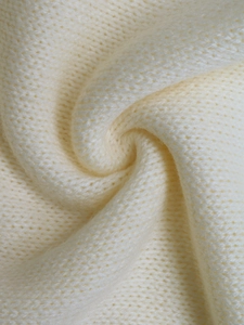 Gros plan sur la maille tricotée crème douce de ce gilet sans manches pour femme