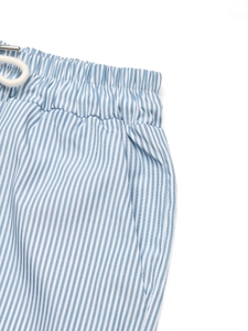 Détail de la taille élastique avec cordon sur le pantalon cargo à rayures bleues