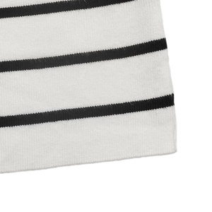Nahaufnahme der weichen Stricktextur und der horizontalen Streifen des V-Ausschnitt-Pullovers