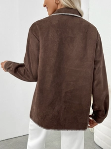 Detailansicht der braunen Wildlederjacke mit weißen Kontrastnähten auf der Rückseite