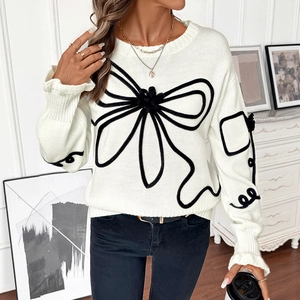 Pull en tricot blanc pour femmes avec motif nœud noir et poignets à volants élégants