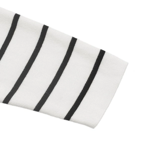 Nahaufnahme der Strickmanschette mit feinen schwarz-weißen Horizontalstreifen
