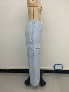 Détail du pantalon cargo rayé bleu avec taille élastique à cordon et poche latérale à rabat
