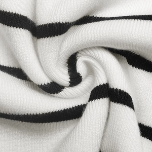 Makroaufnahme des V-Ausschnitt-Pullovers zeigt weiche schwarz-weiß gestreifte Rippstrick-Textur