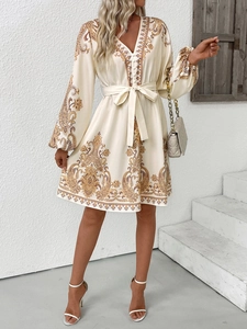 Détail de robe cachemire à col en V avec manches lanternes et ceinture à la taille
