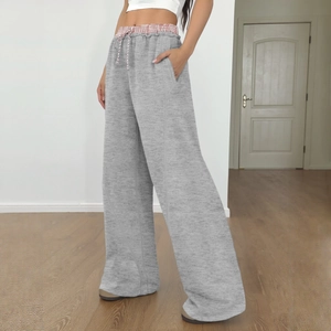 Pantaloni sportivi larghi grigi a vita alta da donna con cintura a quadri rossi