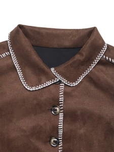 Detail der dunkelbraunen Wildlederjacke mit weißen Zickzack-Kontrastnähten und Knöpfen