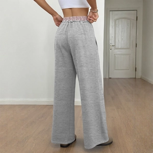 Pantaloni grigi a gamba larga a vita alta con fascia elastica a scacchi bianchi e rossi