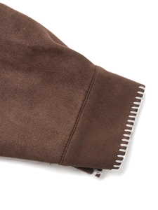 Detailaufnahme der braunen Wildlederjacke-Manschette mit weißer Kontrast-Steppnaht