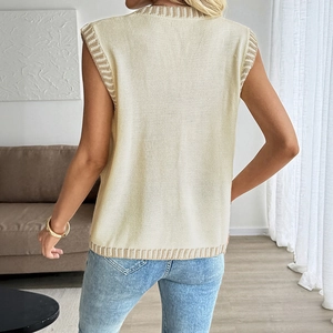 Gilet en tricot beige pour femme avec col rond et bordures rayées, vue arrière sur mannequin