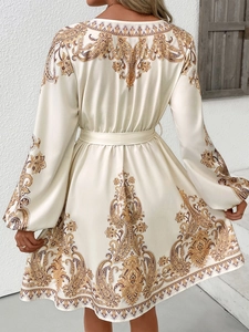Détail du dos d'une robe vintage à imprimé cachemire avec une ceinture nouée assortie