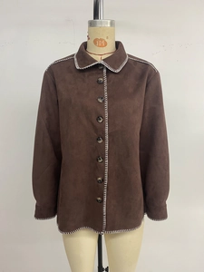 Detailansicht der braunen Wildlederjacke mit weißen Kontrastnähten und Knopfakzenten