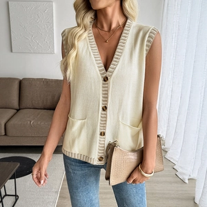 Gilet en maille col V pour femme en crème avec bordure kaki et poches plaquées