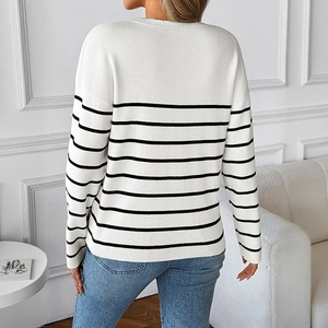Rückansicht eines klassischen schwarz-weiß gestreiften Damen-Strickpullovers mit Langarm