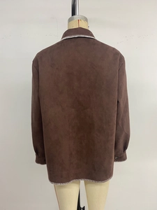 Rückansicht der braunen Wildlederjacke mit weißen dekorativen Ziernähten an Saum und Ärmel