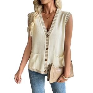 Gilet en tricot crème pour femme avec col en V, boutons, poches et rayures brunes