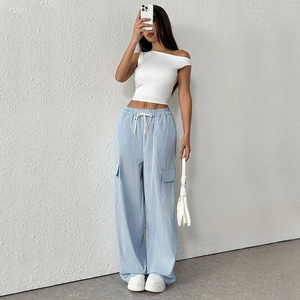 Pantalon cargo à rayures pour femme avec un haut court blanc à épaule dénudée