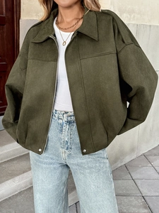 Détail de la veste en similicuir olive avec col à revers et fermeture zippée