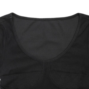 Détail macro du body noir en maille côtelée avec col en U et coutures de poitrine ajustées