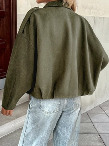Vue arrière d'une veste courte en daim vert olive avec épaules tombantes et revers rétro
