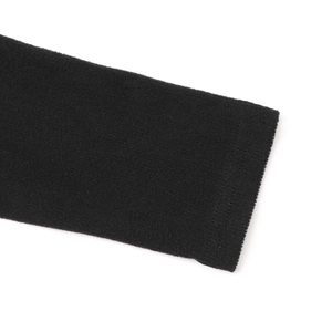 Gros plan d'un body noir côtelé avec coutures doubles et tissu brossé de qualité supérieure