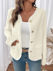 Detail der cremefarbenen Fleecejacke mit feiner weißer Spitze und goldenen Vintage-Knöpfen