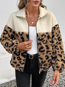 Détail de veste sherpa léopard avec polaire contrastée chaude et texture de fermeture éclair