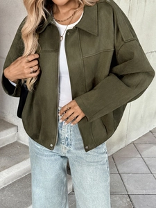 Détail de la veste en suédine vert olive montrant la texture et la fermeture éclair en métal