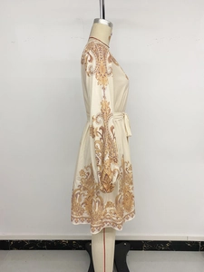 Détail d'une robe longue en mousseline à imprimé paisley avec manches longues et ceinture