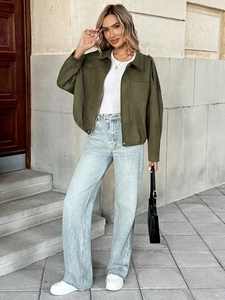 Gros plan d'une veste en daim vert olive avec col à revers et fermeture éclair sur mannequin