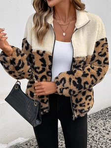 Gros plan sur les coutures léopard et la texture douce du molleton sherpa d'une veste