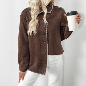Braune Damen-Wildlederjacke mit kontrastierenden Nähten und praktischer Knopfleiste
