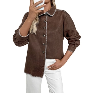 Damen-Hemdjacke aus braunem Wildlederimitat mit schicken weißen Kontrastnähten und Knöpfen