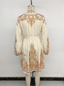Détail du dos d'une robe vintage à imprimé cachemire avec manches bouffantes et ceinture