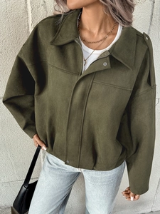 Détail de la veste courte vert armée aspect daim avec boutons-pression et fermeture éclair