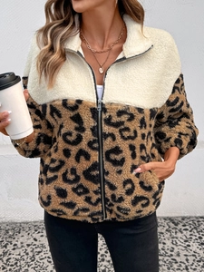 Détail de la veste sherpa à motif léopard avec demi-zip et col montant en polaire douce