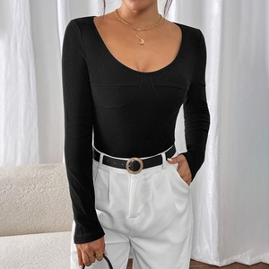 Body noir à manches longues ajusté avec décolleté arrondi et détails de couture bustier