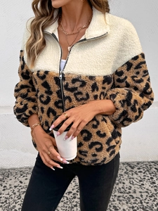 Détail de la veste sherpa montrant la fermeture éclair et la texture léopard douce
