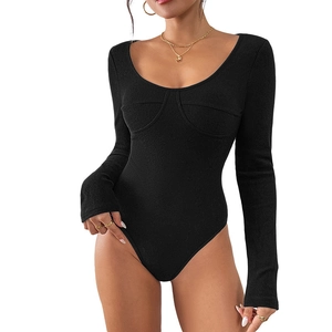 Bodysuit noir côtelé ajusté à manches longues et col rond pour mode féminine chic