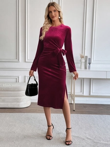 Details des eleganten weinroten Samt-Midikleids mit Taillenschleife und Seitenschlitz