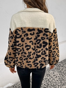 Vue arrière de la veste en polaire sherpa pour femme avec imprimé léopard et col en peluche