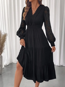 Détails de la robe en dentelle col V avec manches en tulle brodé et jupe à volants