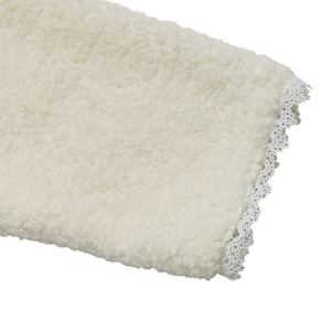 Detailansicht der weißen Spitze am Ärmelsaum aus cremefarbenem Fleece mit weicher Textur