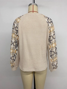 Vue arrière du haut en maille gaufrée beige avec manches à imprimé géométrique bohème