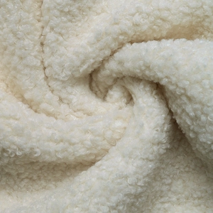 Makrotextur von weißem Teddy-Fleece-Stoff mit dicken, lockigen Lammwoll-Details